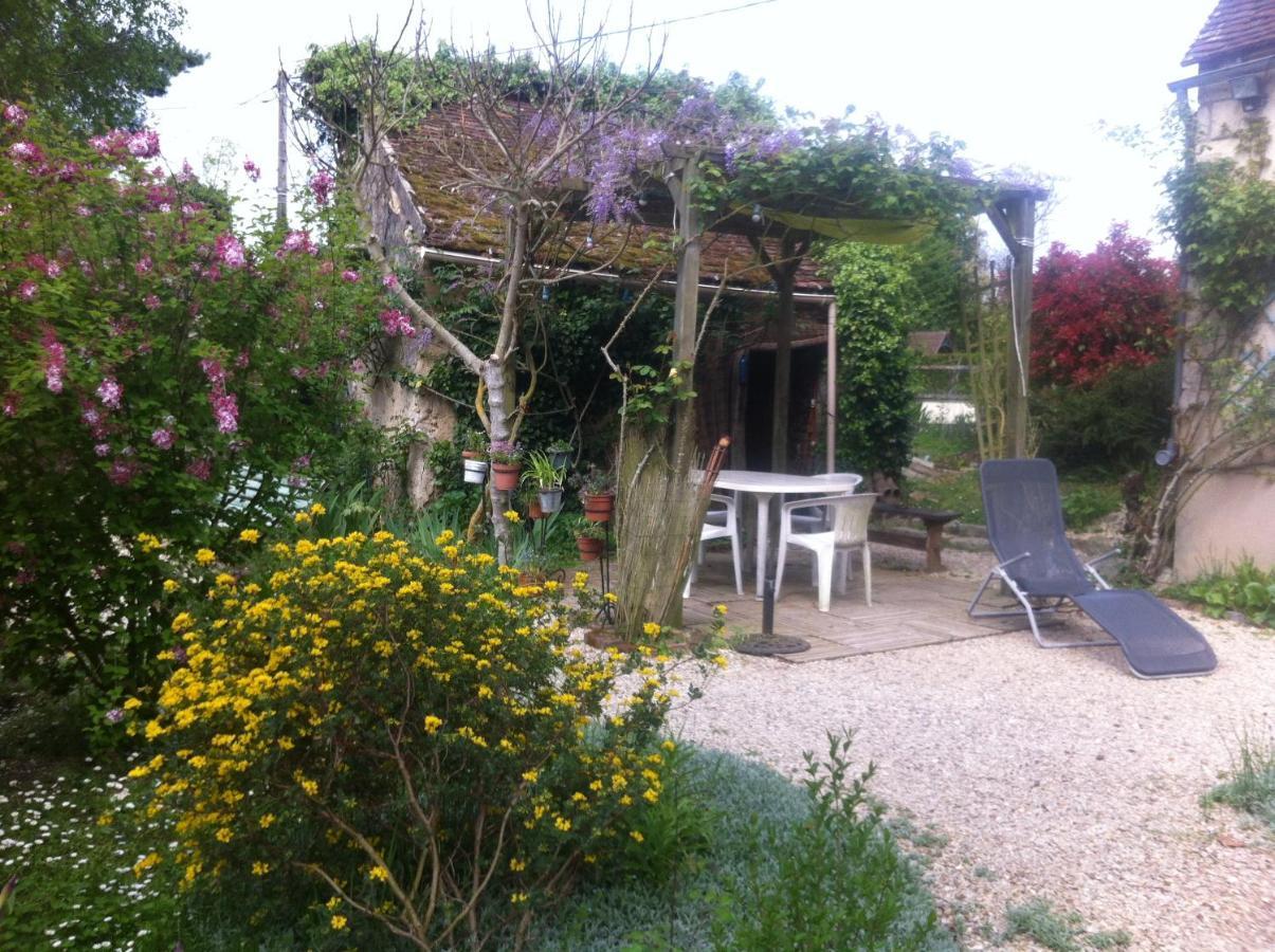 Les 3 Roses Bed & Breakfast Villeneuve-sur-Yonne Exterior photo