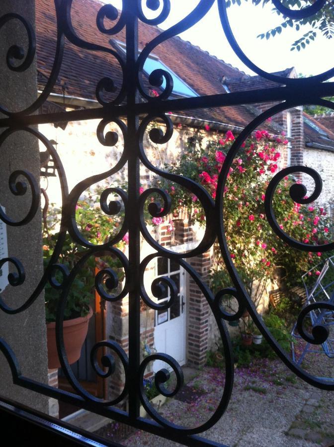 Les 3 Roses Bed & Breakfast Villeneuve-sur-Yonne Exterior photo