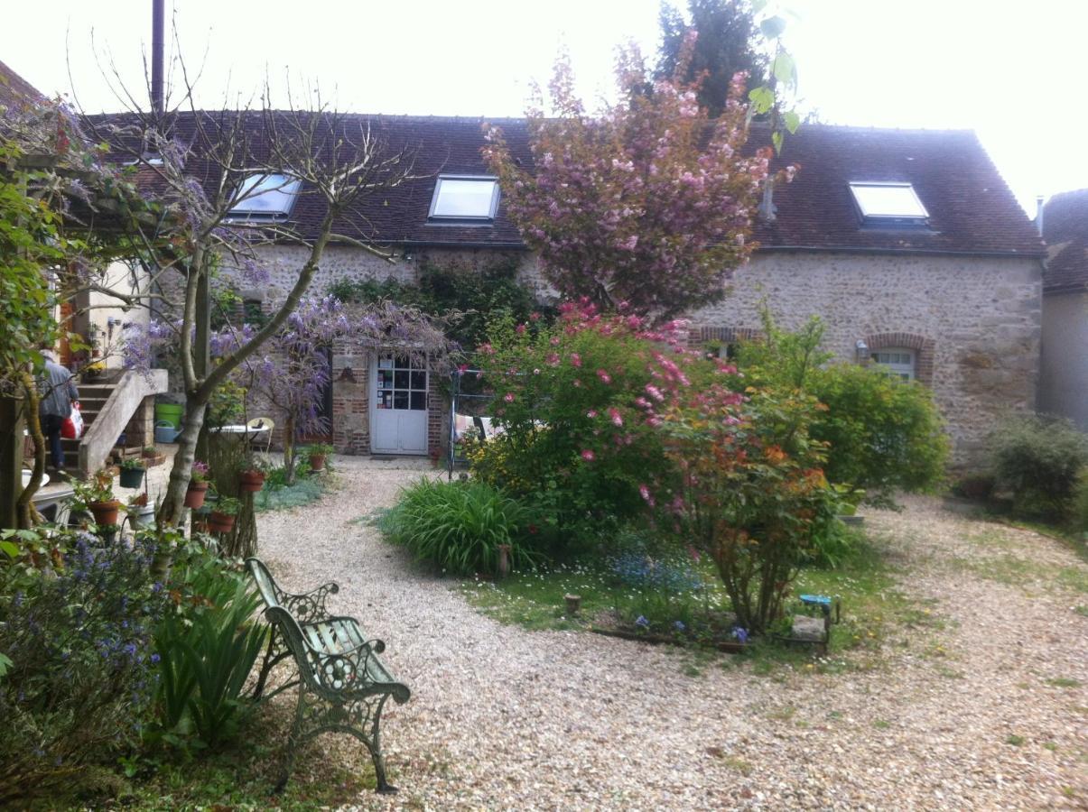 Les 3 Roses Bed & Breakfast Villeneuve-sur-Yonne Exterior photo